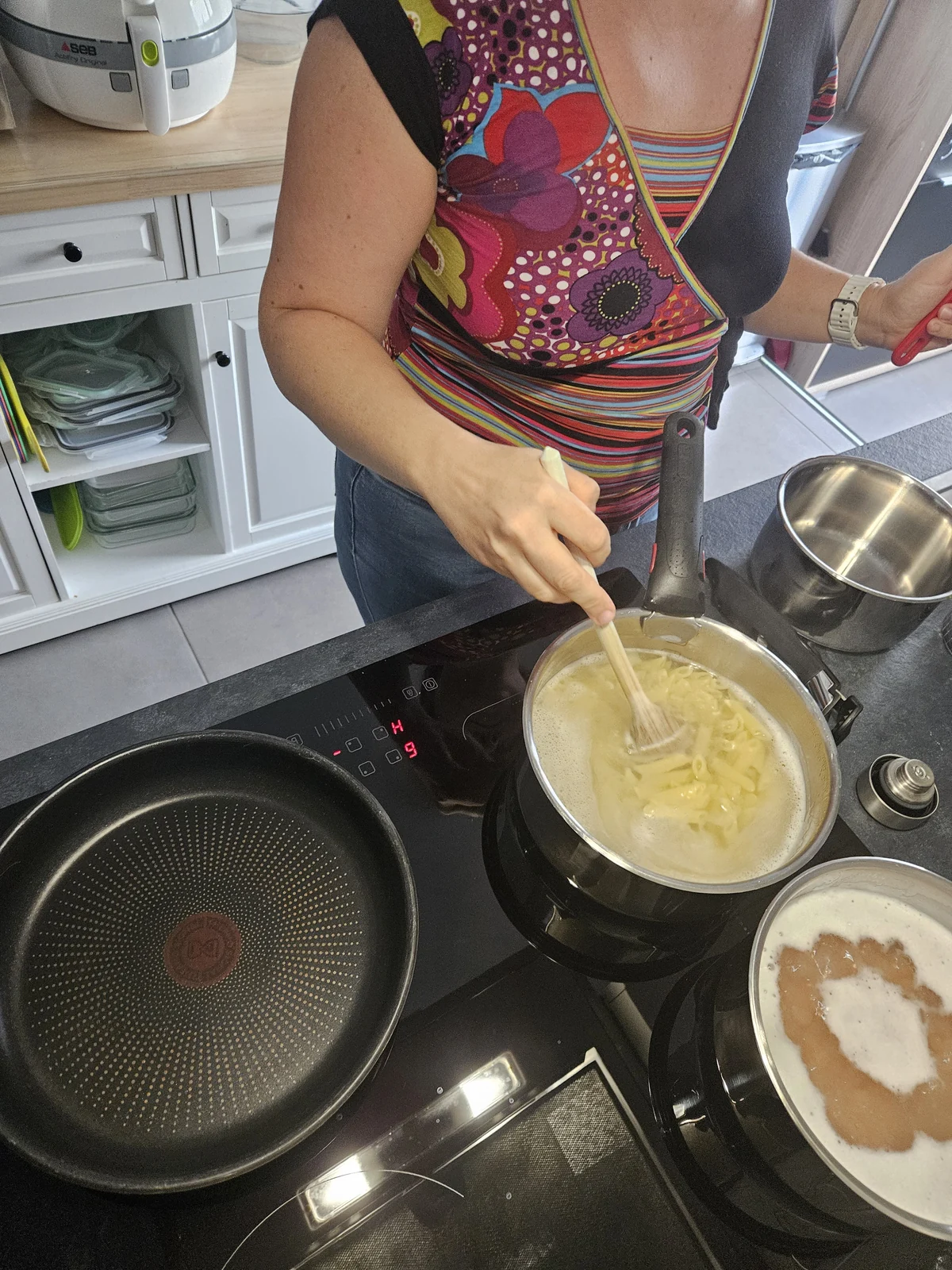 Préparation de pâtes dans une casserole, dans la cuisine du domicile