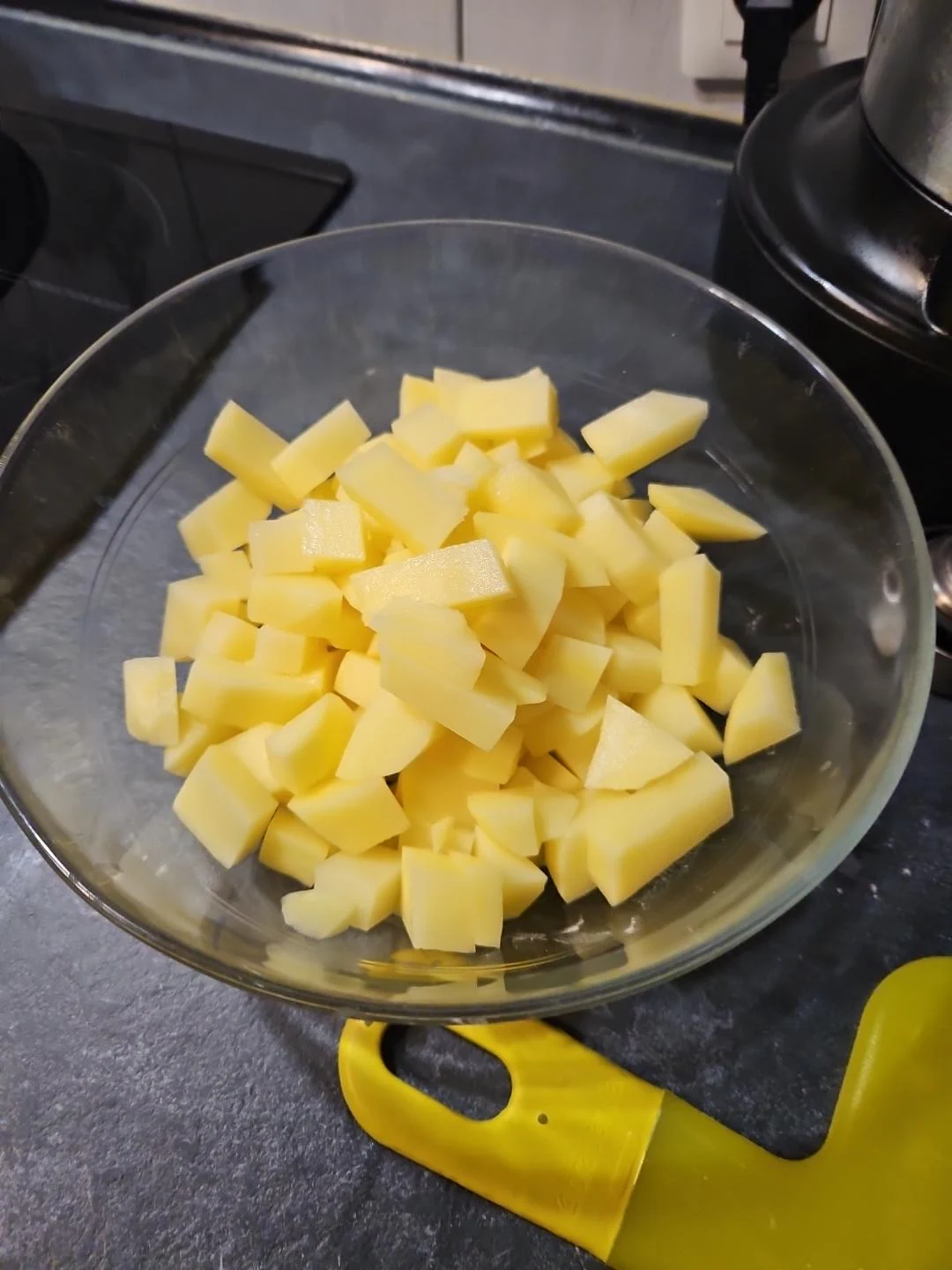 Pommes de terre épluchées et coupées dans un saladier